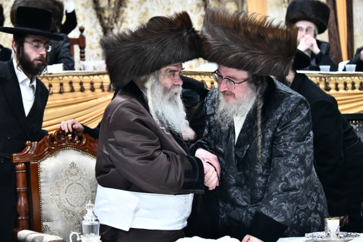 האדמו"ר והדיין חיתנו; החתן חבש שטריימיל 'בלי שפיצים'