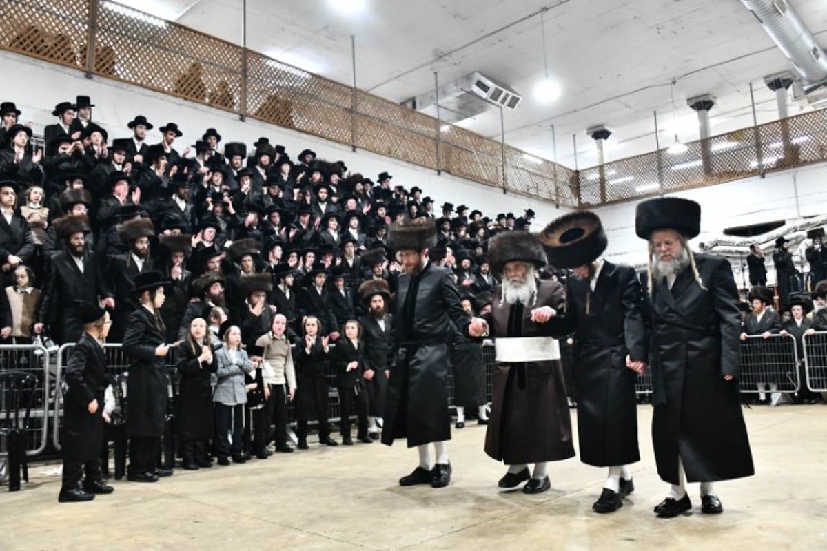 האדמו"ר והדיין חיתנו; החתן חבש שטריימיל 'בלי שפיצים'