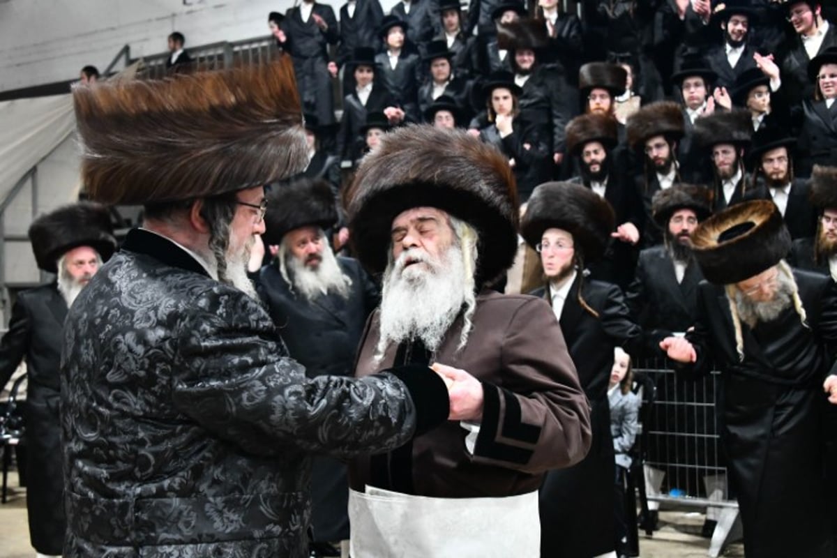 האדמו"ר והדיין חיתנו; החתן חבש שטריימיל 'בלי שפיצים'