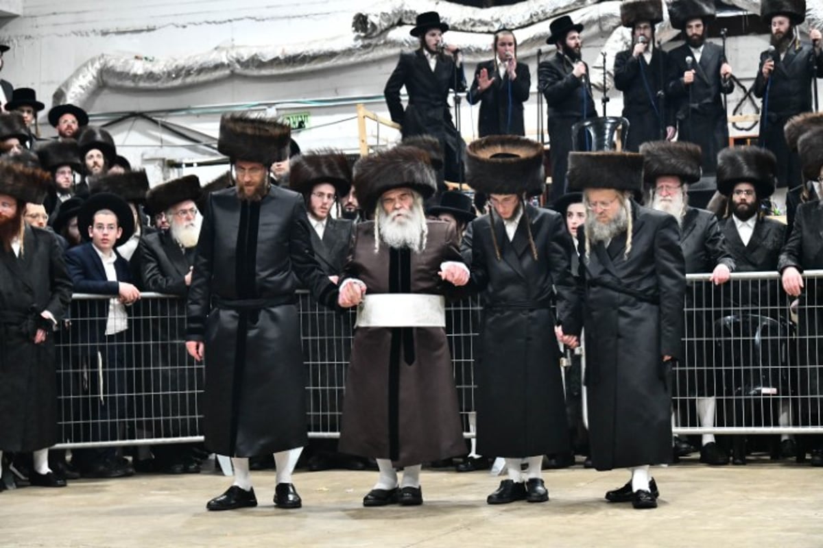 האדמו"ר והדיין חיתנו; החתן חבש שטריימיל 'בלי שפיצים'