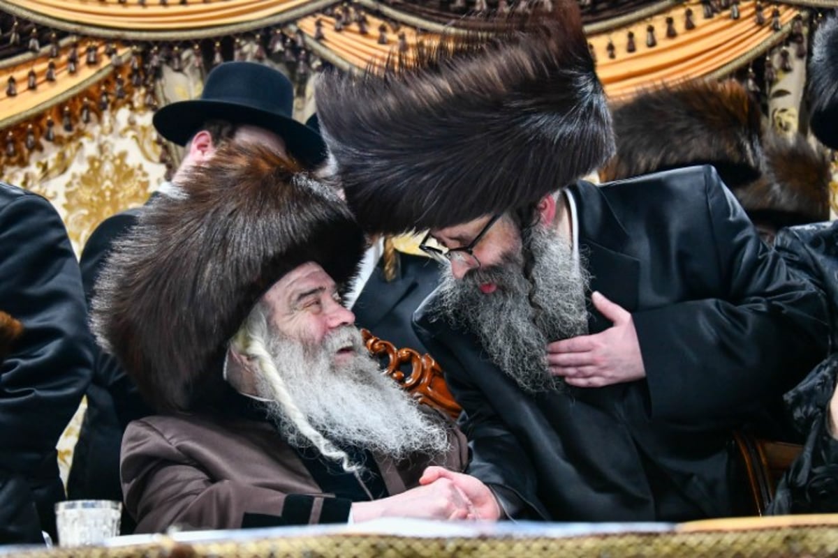 האדמו"ר והדיין חיתנו; החתן חבש שטריימיל 'בלי שפיצים'