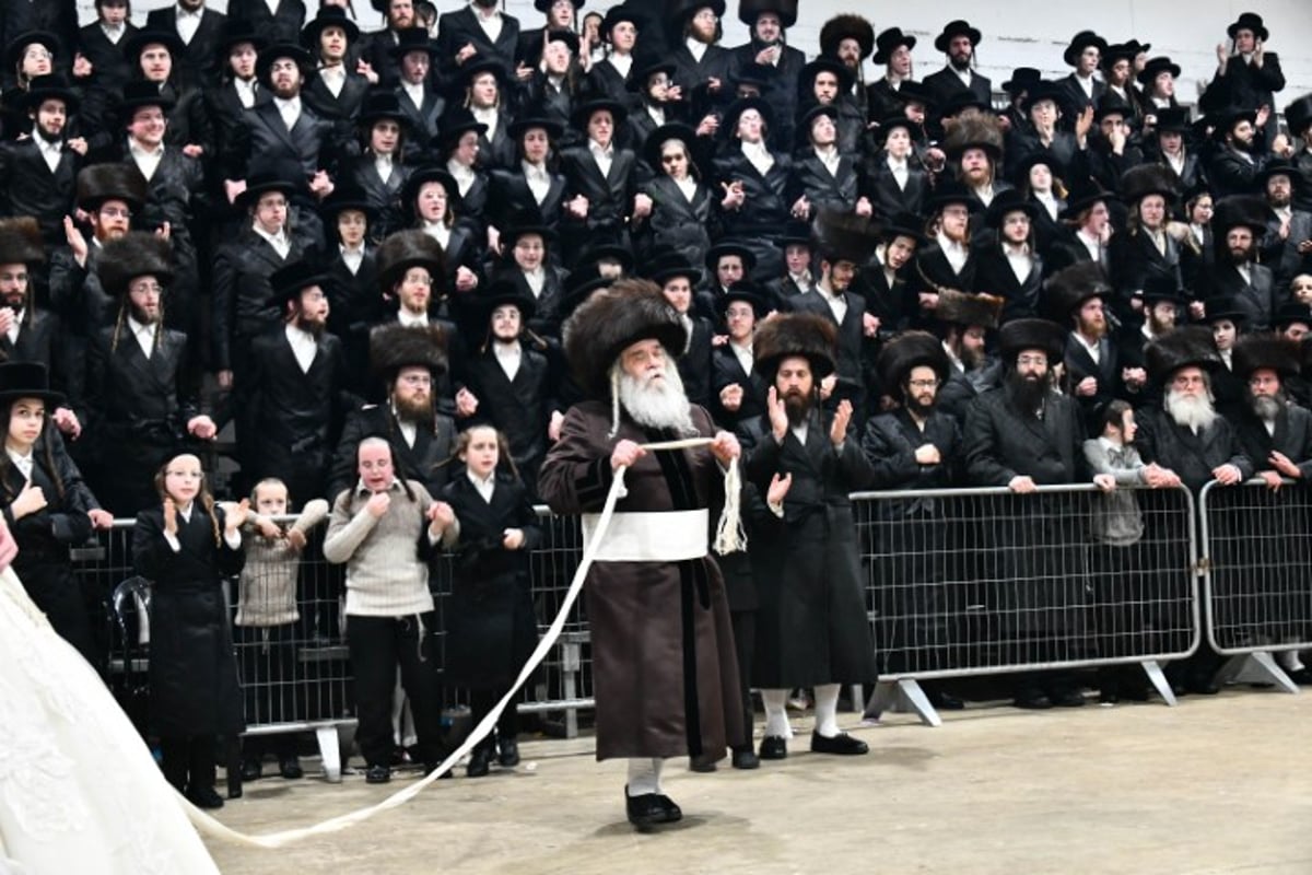 האדמו"ר והדיין חיתנו; החתן חבש שטריימיל 'בלי שפיצים'