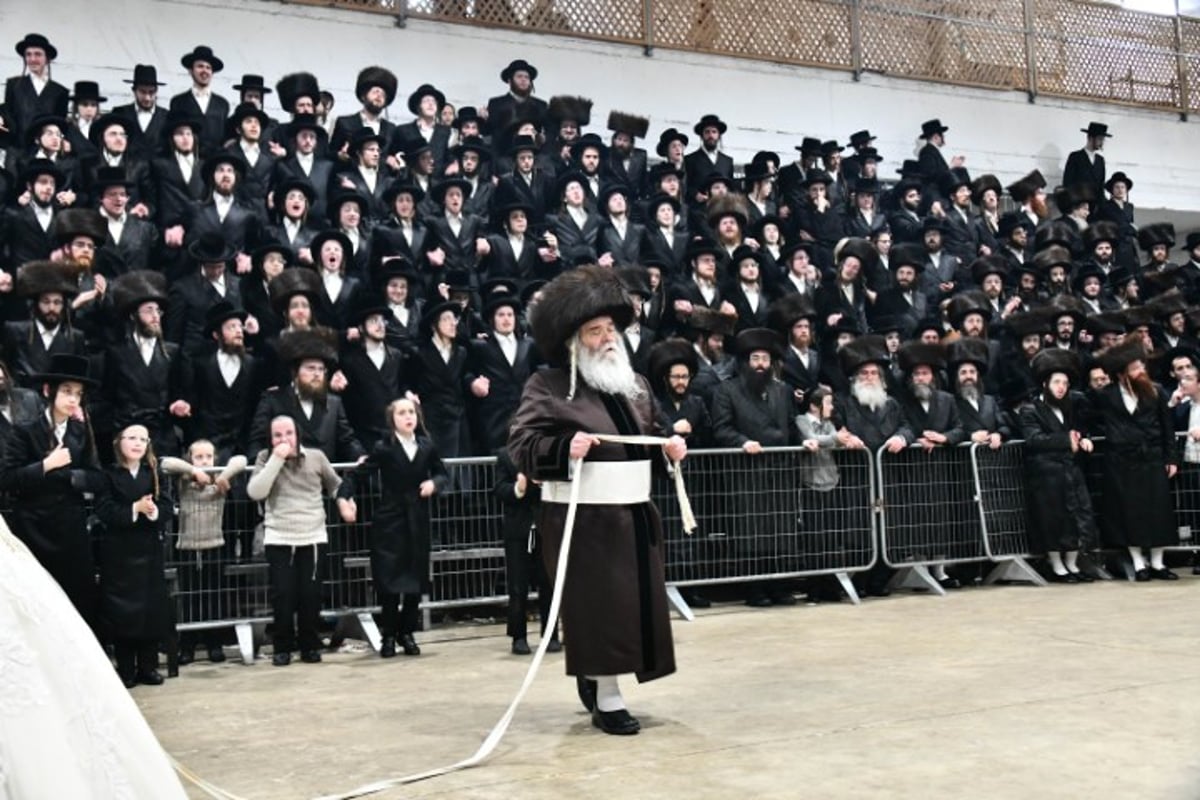 האדמו"ר והדיין חיתנו; החתן חבש שטריימיל 'בלי שפיצים'