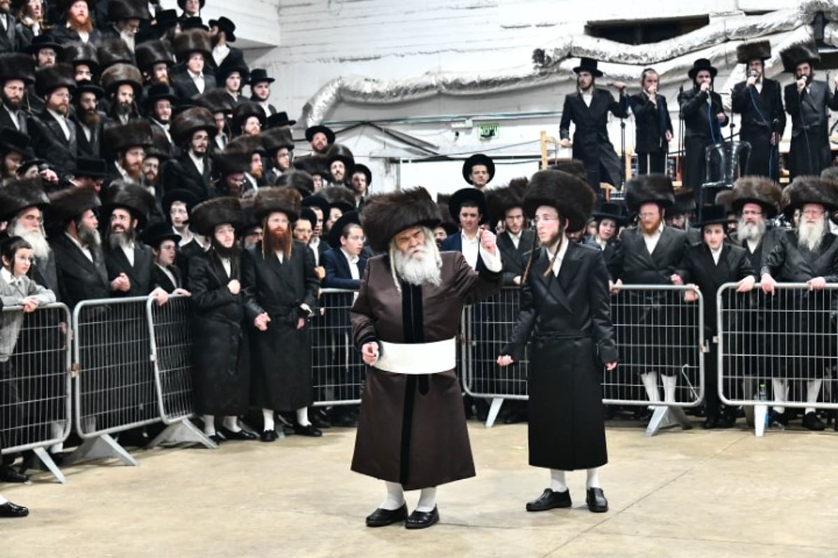 האדמו"ר והדיין חיתנו; החתן חבש שטריימיל 'בלי שפיצים'