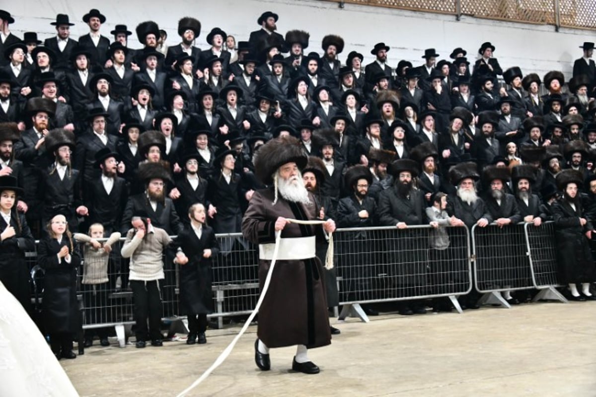 האדמו"ר והדיין חיתנו; החתן חבש שטריימיל 'בלי שפיצים'