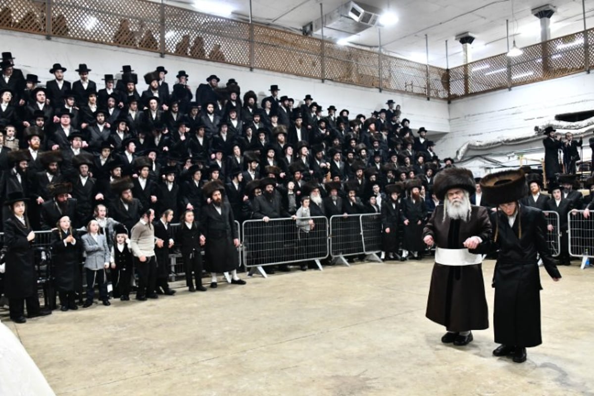 האדמו"ר והדיין חיתנו; החתן חבש שטריימיל 'בלי שפיצים'