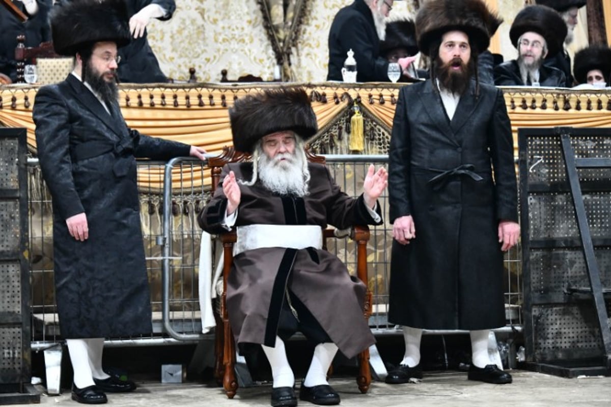 האדמו"ר והדיין חיתנו; החתן חבש שטריימיל 'בלי שפיצים'