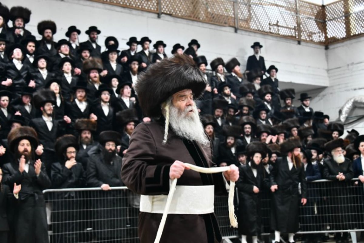 האדמו"ר והדיין חיתנו; החתן חבש שטריימיל 'בלי שפיצים'