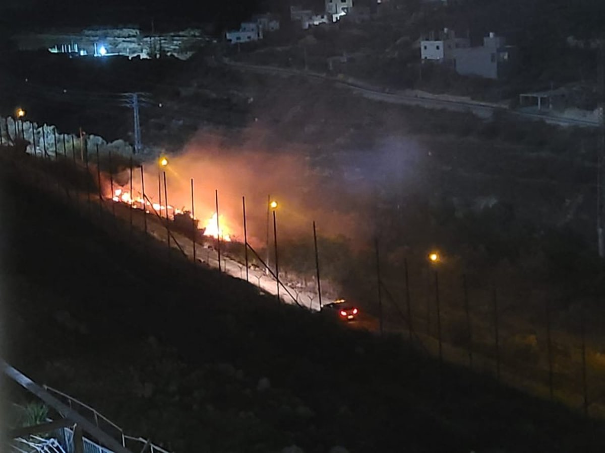 צמיג שהתפוצץ על הגדר המפרידה בין העיר ביתר לכפר ערבי סמוך בימים שאחרי פרוץ המלחמה