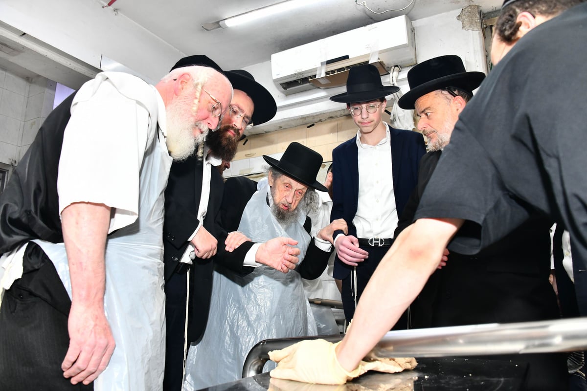 ראש הישיבה באפיית מצות