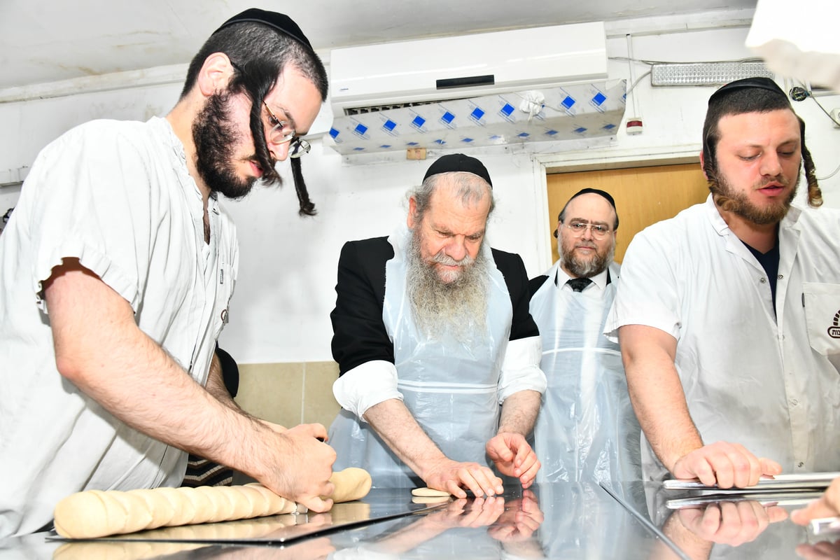 הגאון רבי מרדכי שמואל אדלשטיין במאפיית מסורת המצות