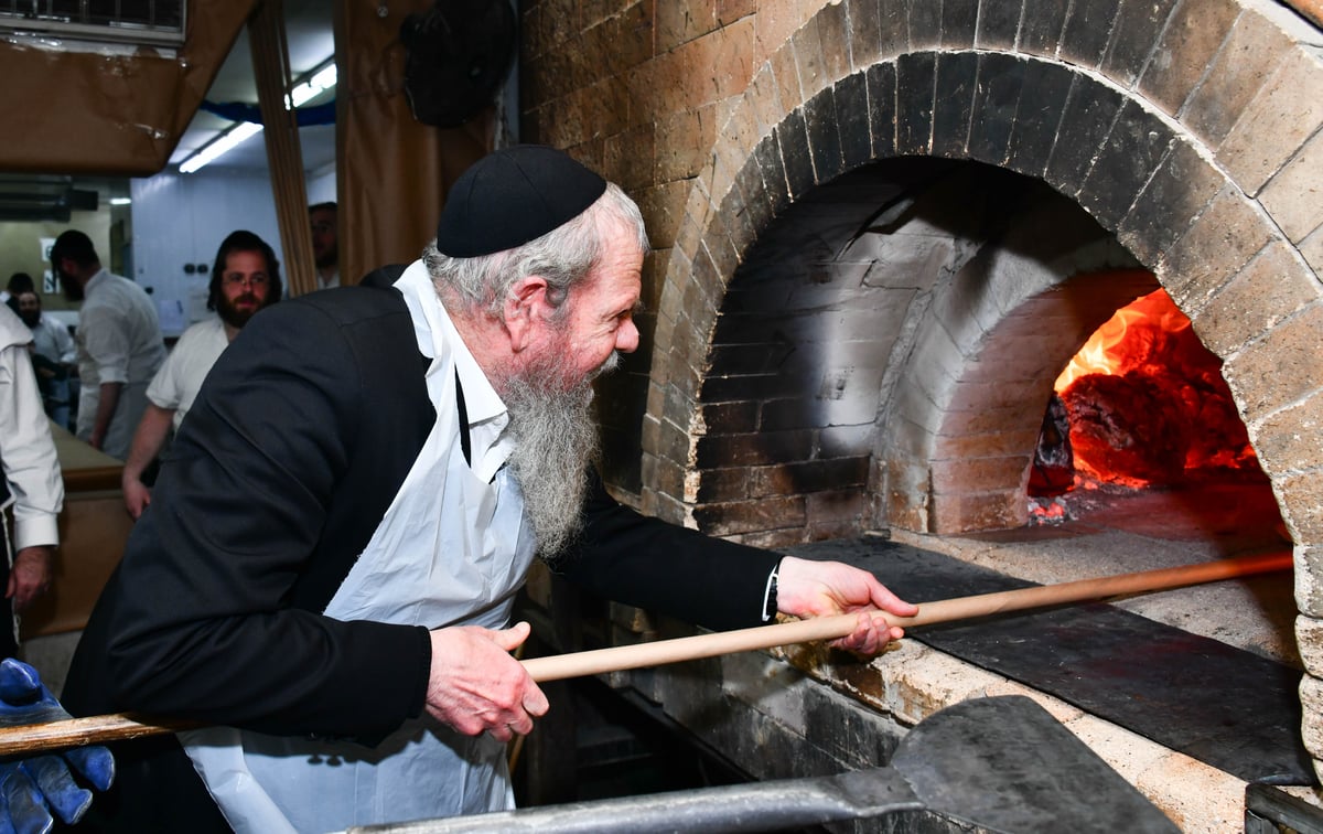 הגאון רבי מרדכי שמואל אדלשטיין במאפיית מסורת המצות