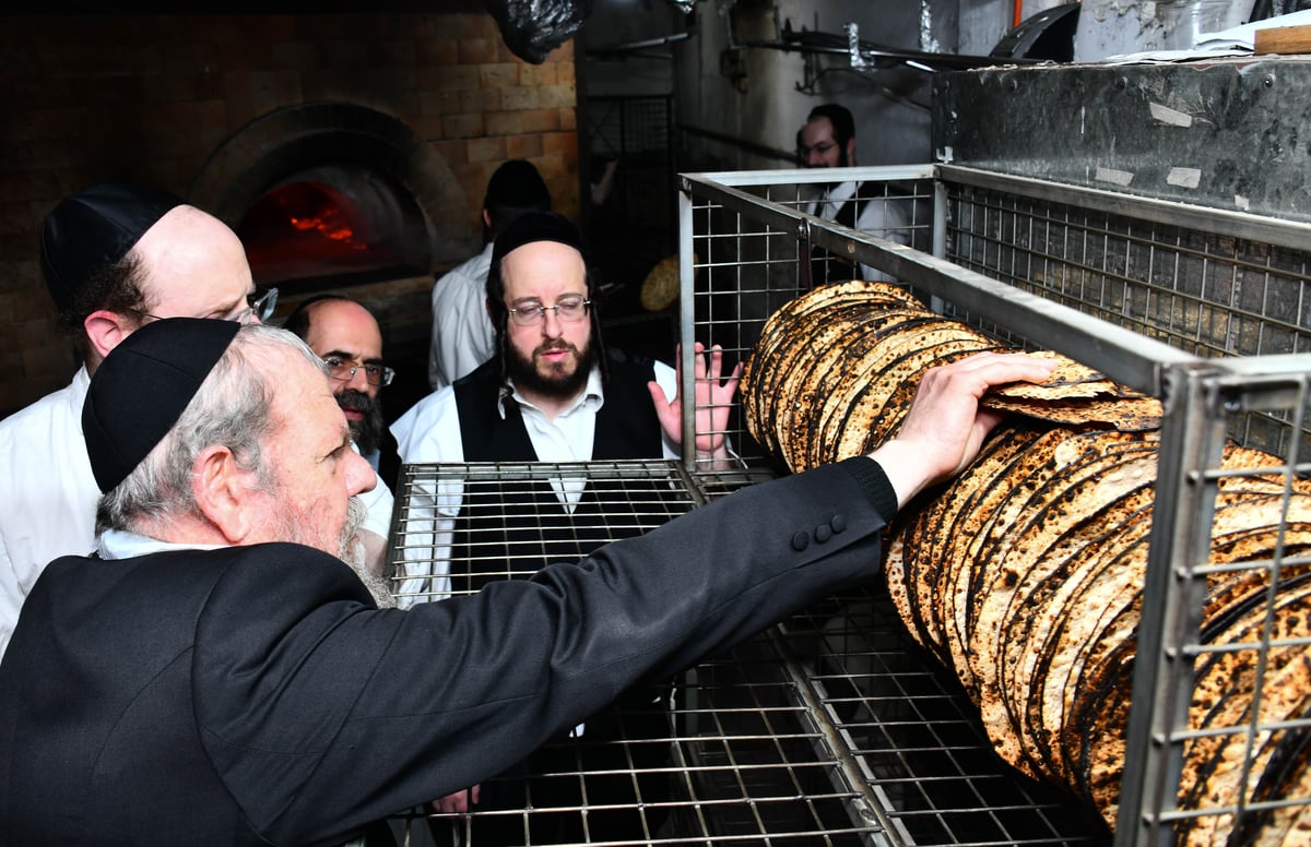 הגאון רבי מרדכי שמואל אדלשטיין במאפיית מסורת המצות