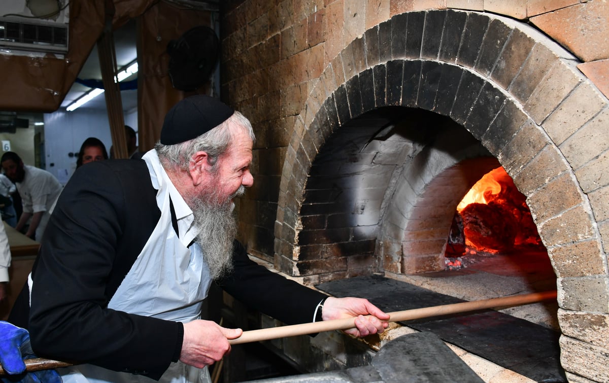 הגאון רבי מרדכי שמואל אדלשטיין במאפיית מסורת המצות