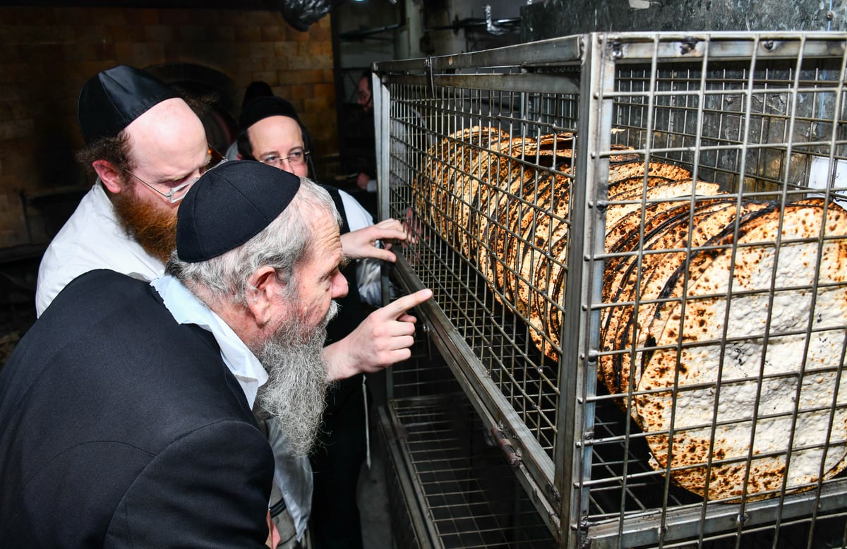 הגאון רבי מרדכי שמואל אדלשטיין במאפיית מסורת המצות