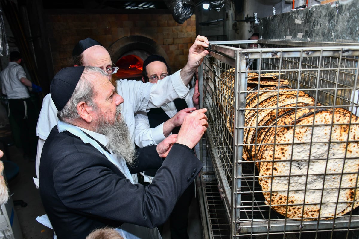 הגאון רבי מרדכי שמואל אדלשטיין במאפיית מסורת המצות