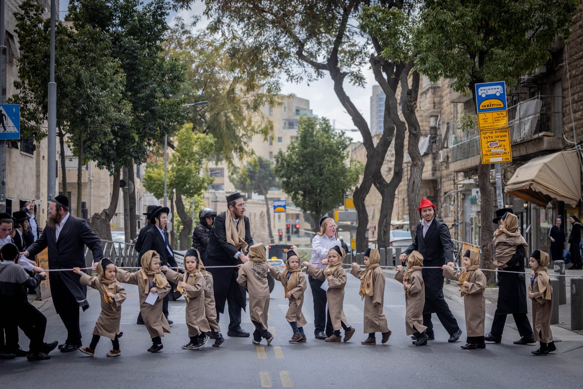 הילדים של באיאן התחפשו לבאבות וצעדו בכיכר השבת | תיעוד מרהיב