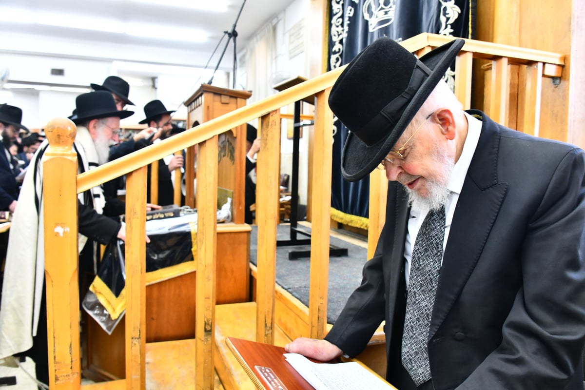 עצרת תפילה בישיבת מיר