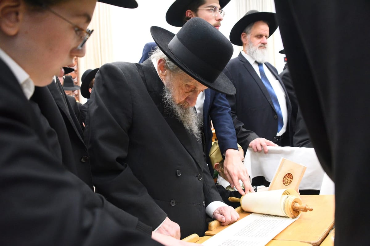 קריאת המגילה בליל פורים בבני ברק