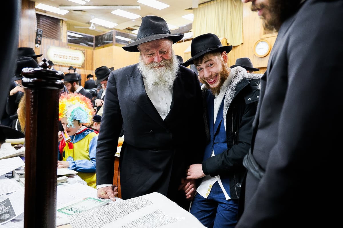 קריאת המגילה במרכז חב"ד העולמי