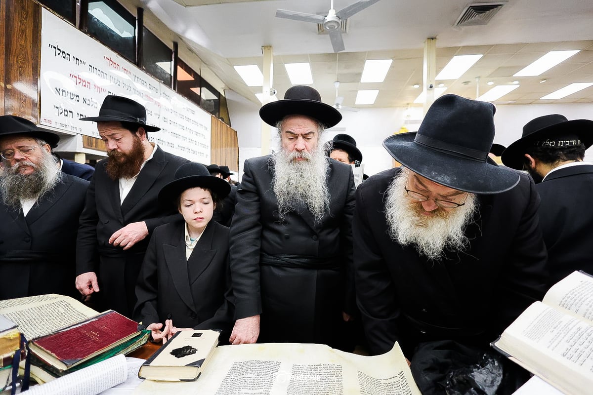 קריאת המגילה במרכז חב"ד העולמי