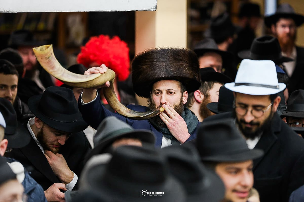 קריאת המגילה במרכז חב"ד העולמי