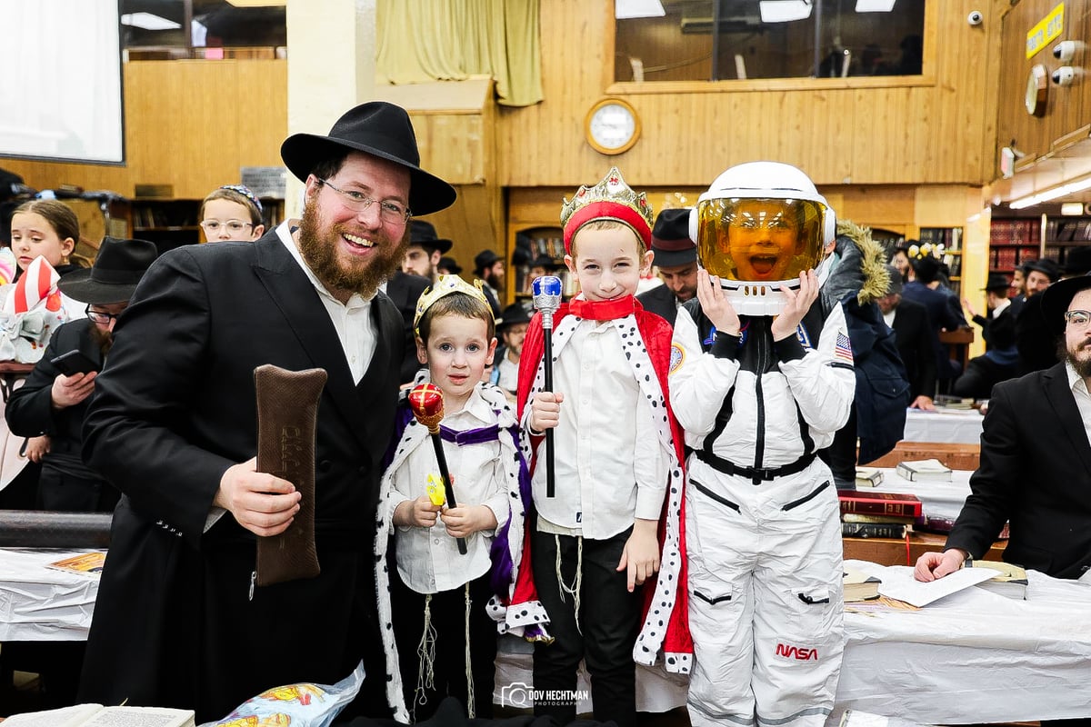 קריאת המגילה במרכז חב"ד העולמי