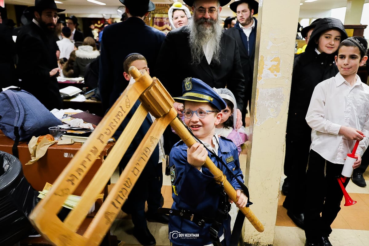 קריאת המגילה במרכז חב"ד העולמי