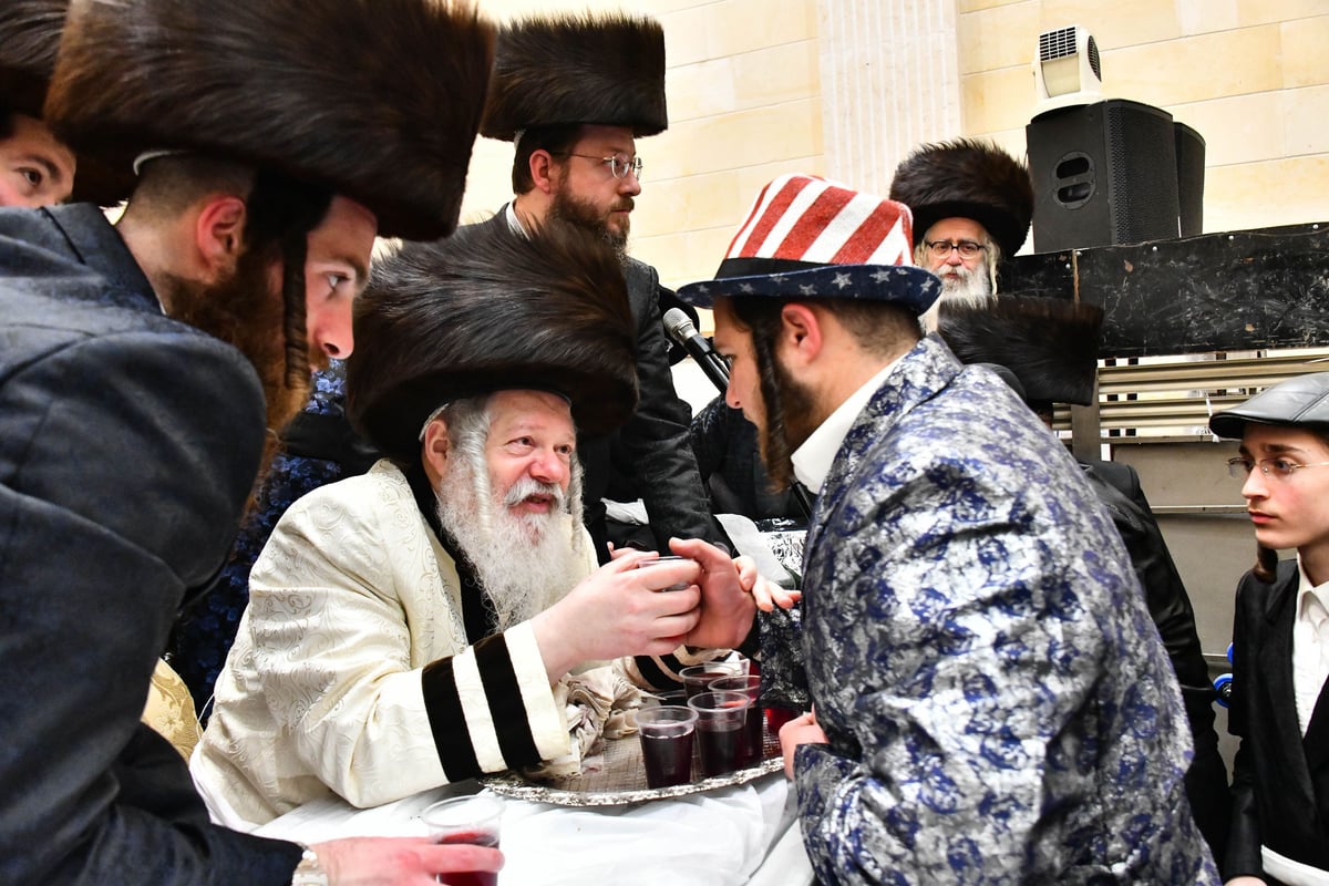 טיש פורים בפרמישלאן