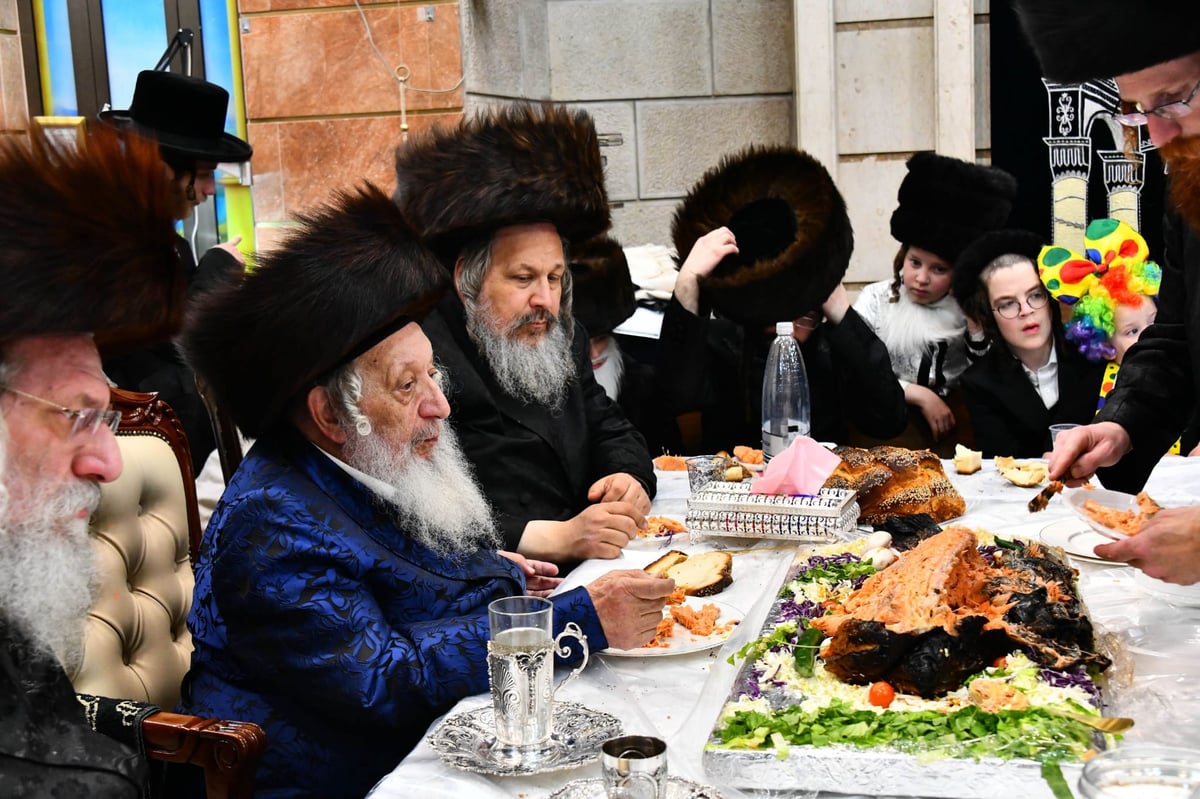 טיש פורים בחצר הקודש נאראל