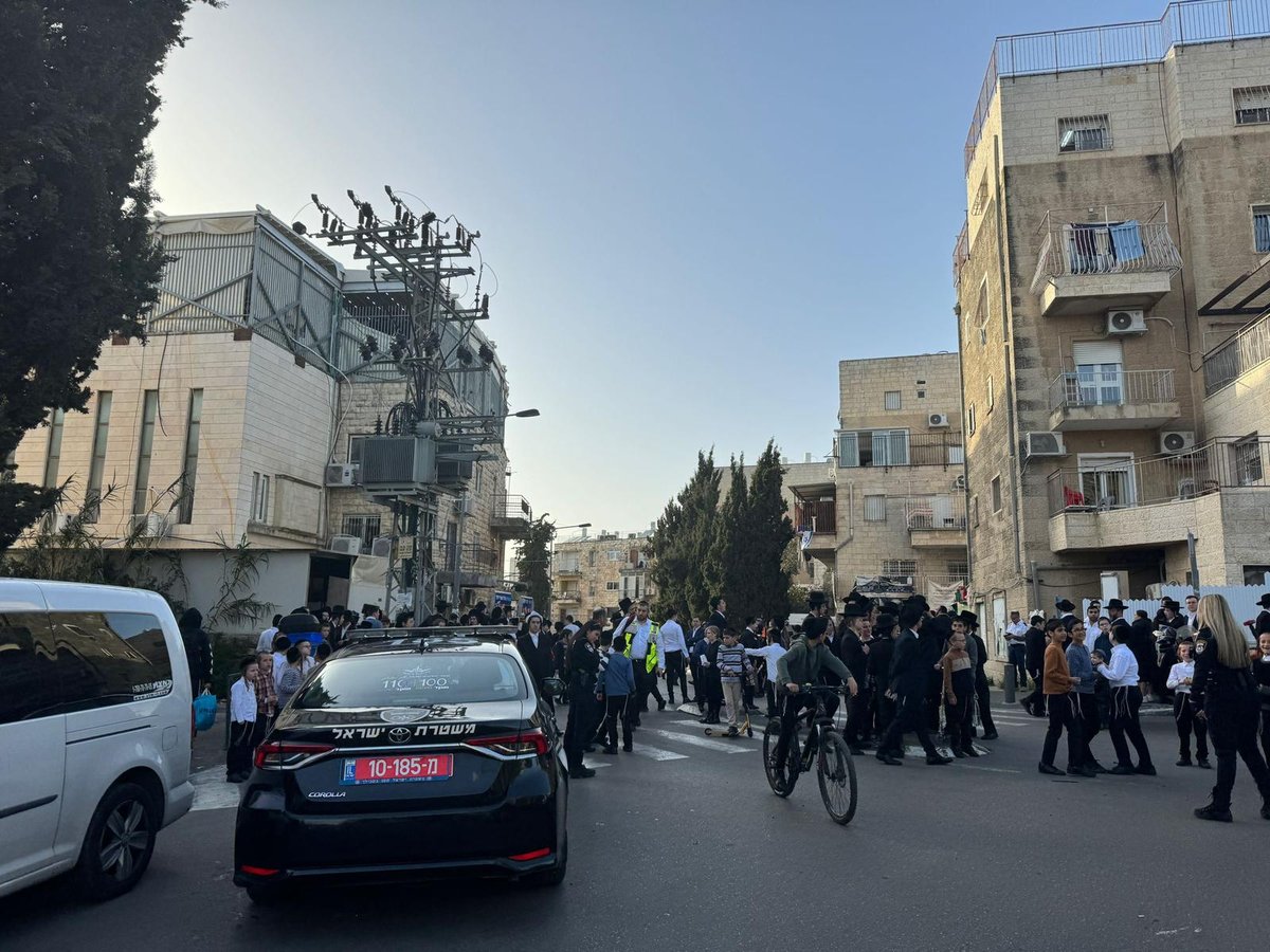 נס שושן פורים: טריבונה קרסה ב'טיש' של האדמו"ר מאמשינוב בבית וגן; שלושה פצועים פונו