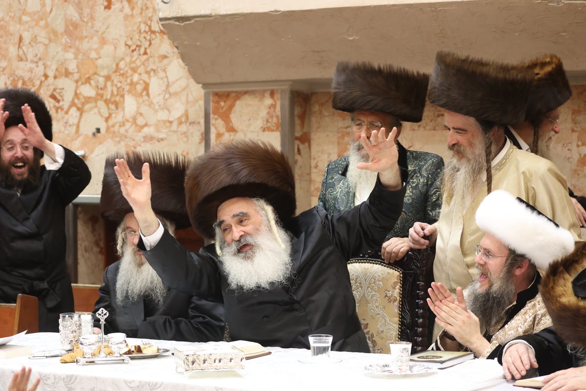 משתה היין בטיש הפורים בחצה"ק דושינסקיא