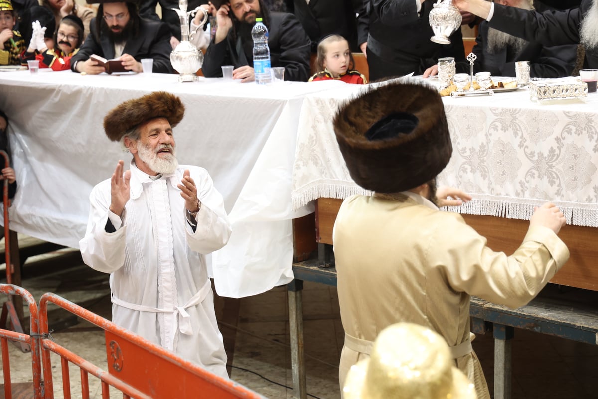 משתה היין בטיש הפורים בחצה"ק דושינסקיא