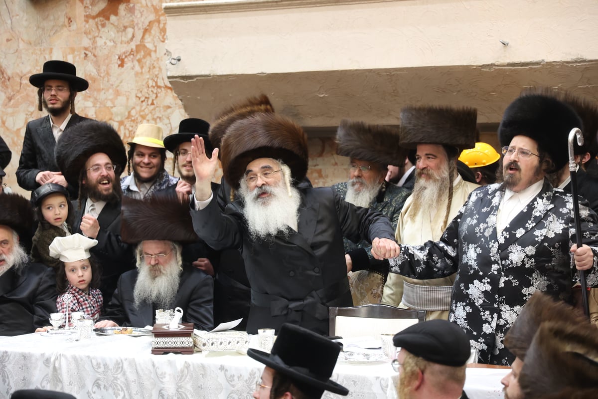 משתה היין בטיש הפורים בחצה"ק דושינסקיא