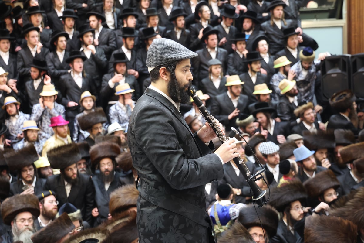 משתה היין בטיש הפורים בחצה"ק דושינסקיא