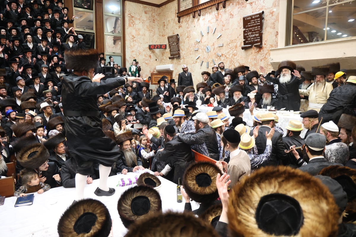 משתה היין בטיש הפורים בחצה"ק דושינסקיא