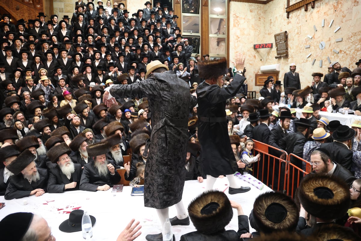 משתה היין בטיש הפורים בחצה"ק דושינסקיא