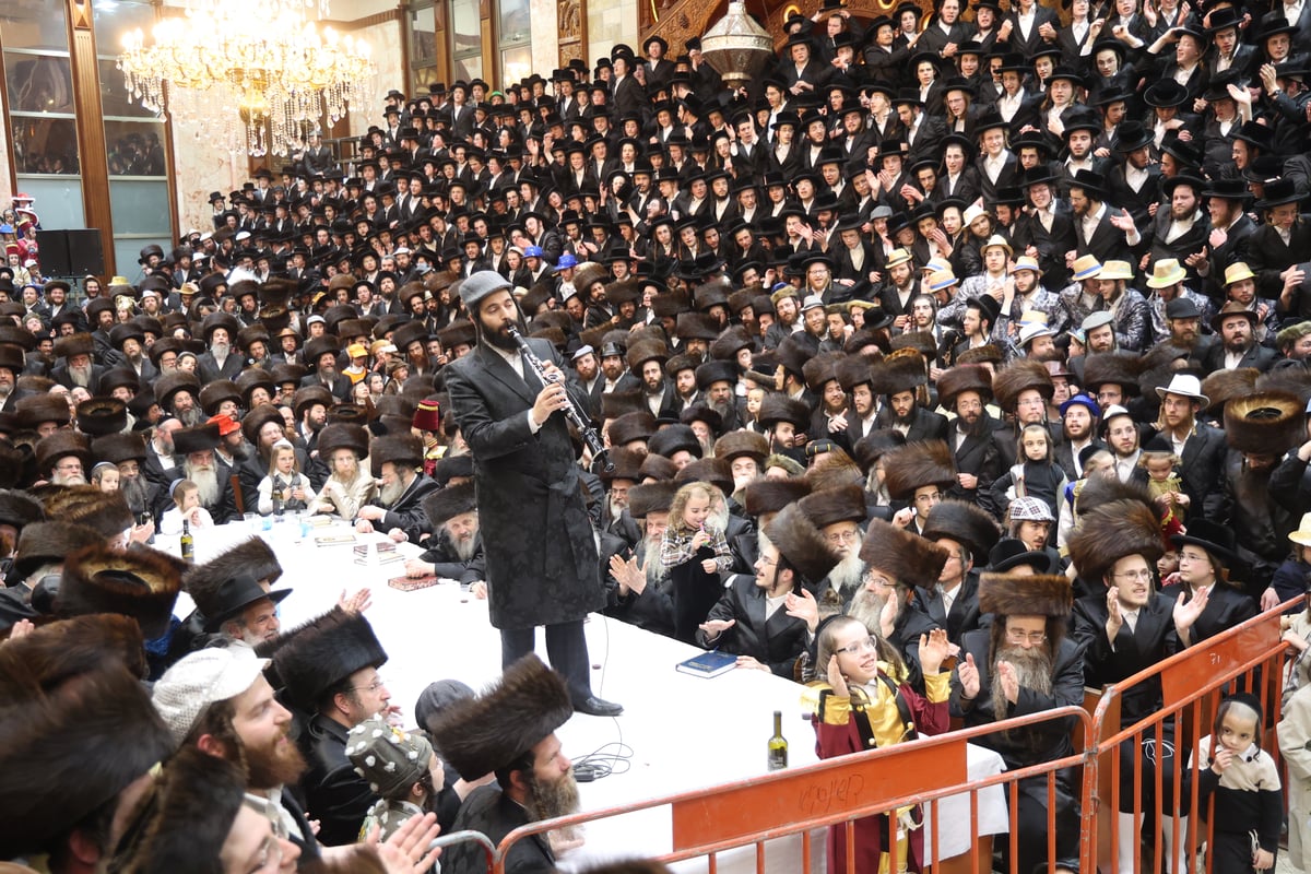 משתה היין בטיש הפורים בחצה"ק דושינסקיא