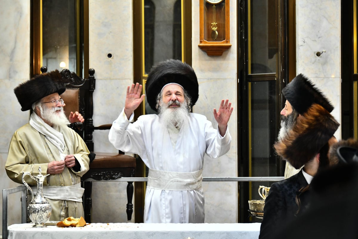 טיש פורים בחצה"ק שומרי אמונים ירושלים