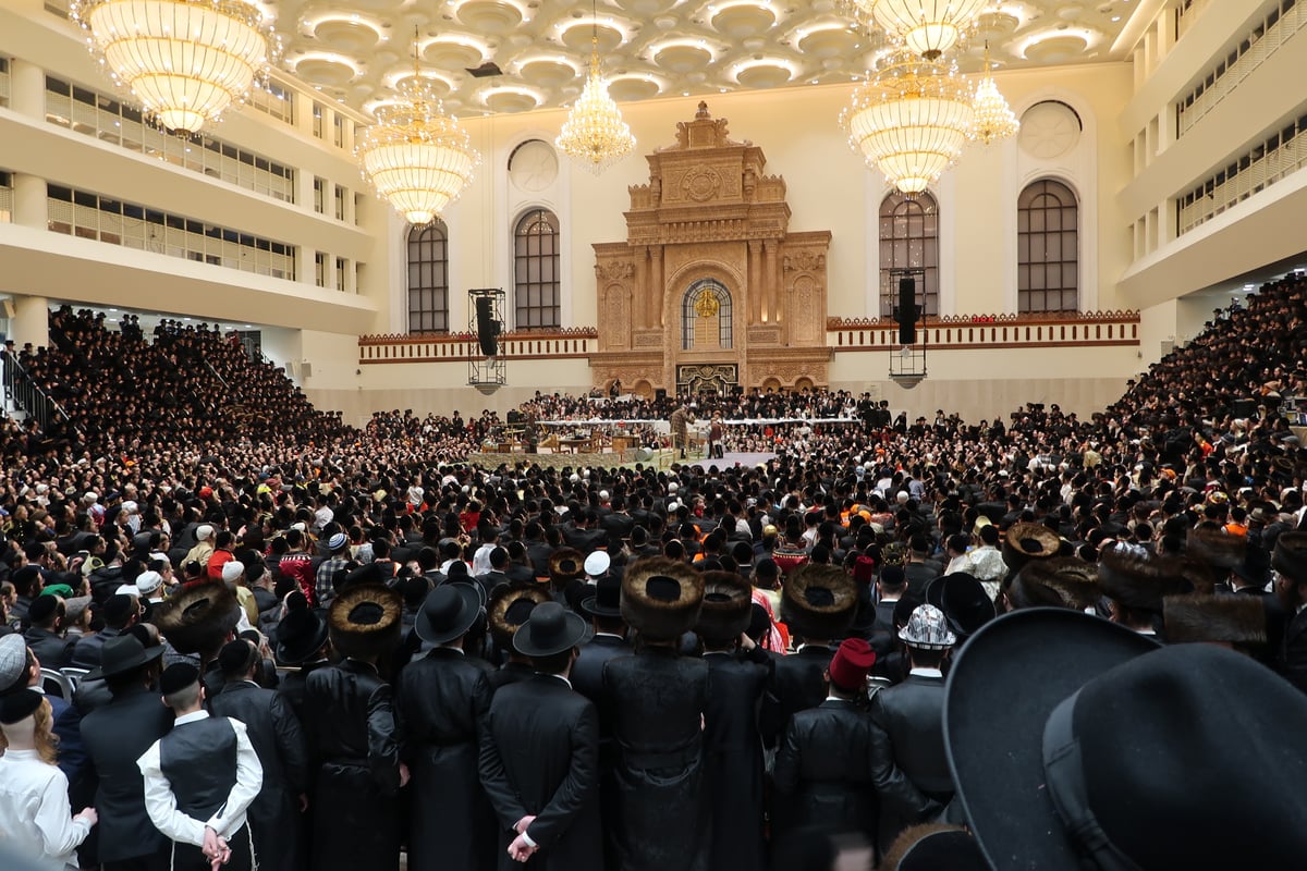 טיש פורים והצגת הפורים שפיל בחצר הקודש ויז'ניץ