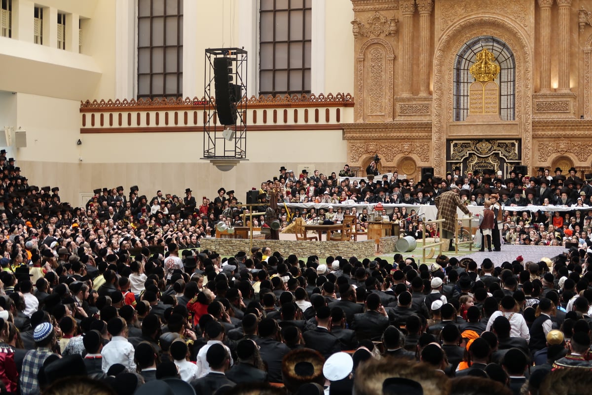 טיש פורים והצגת הפורים שפיל בחצר הקודש ויז'ניץ