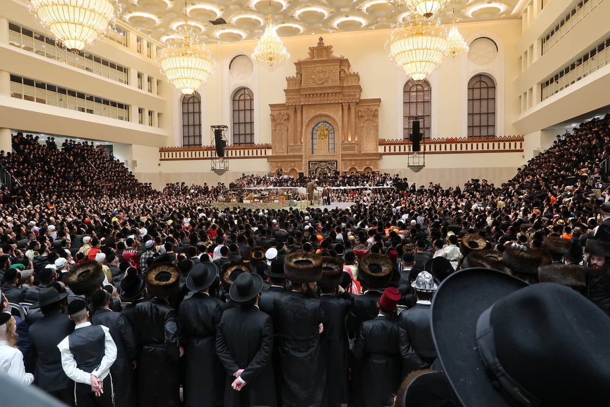 טיש פורים והצגת הפורים שפיל בחצר הקודש ויז'ניץ