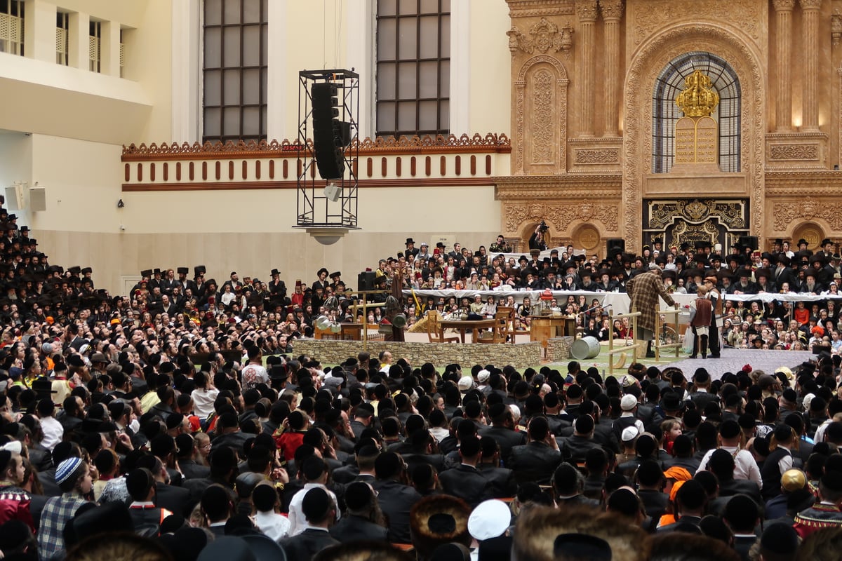 טיש פורים והצגת הפורים שפיל בחצר הקודש ויז'ניץ