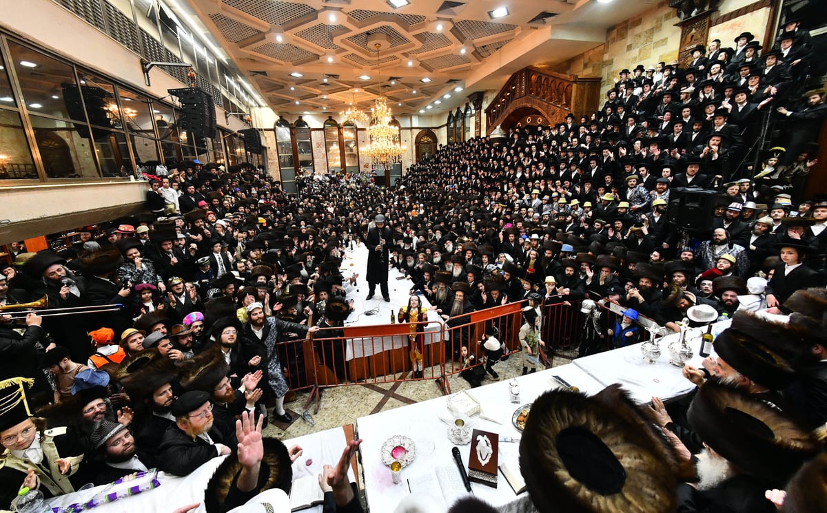 משתה היין בטיש הפורים בחצר הקודש דושינסקיא