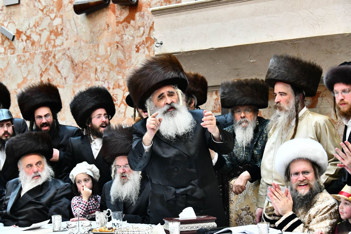 משתה היין וטיש הפורים בחצה"ק דושינסקיא