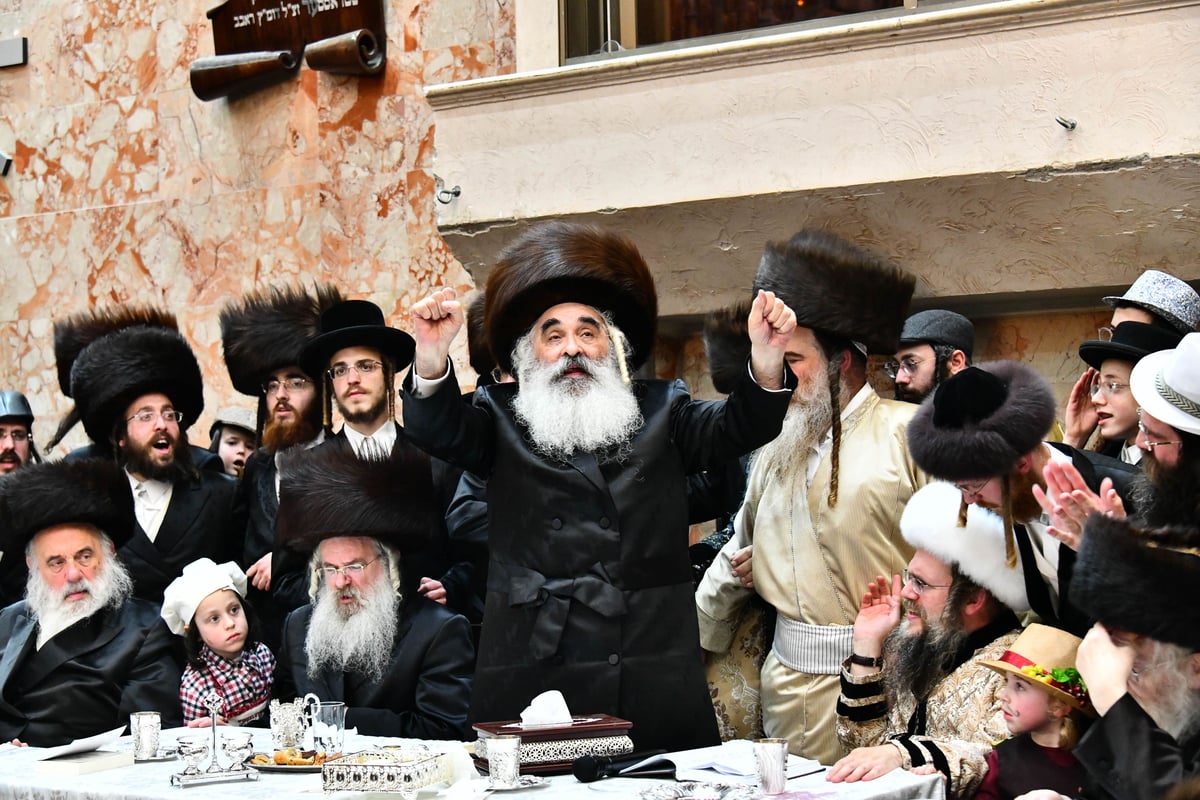 משתה היין וטיש הפורים בחצה"ק דושינסקיא