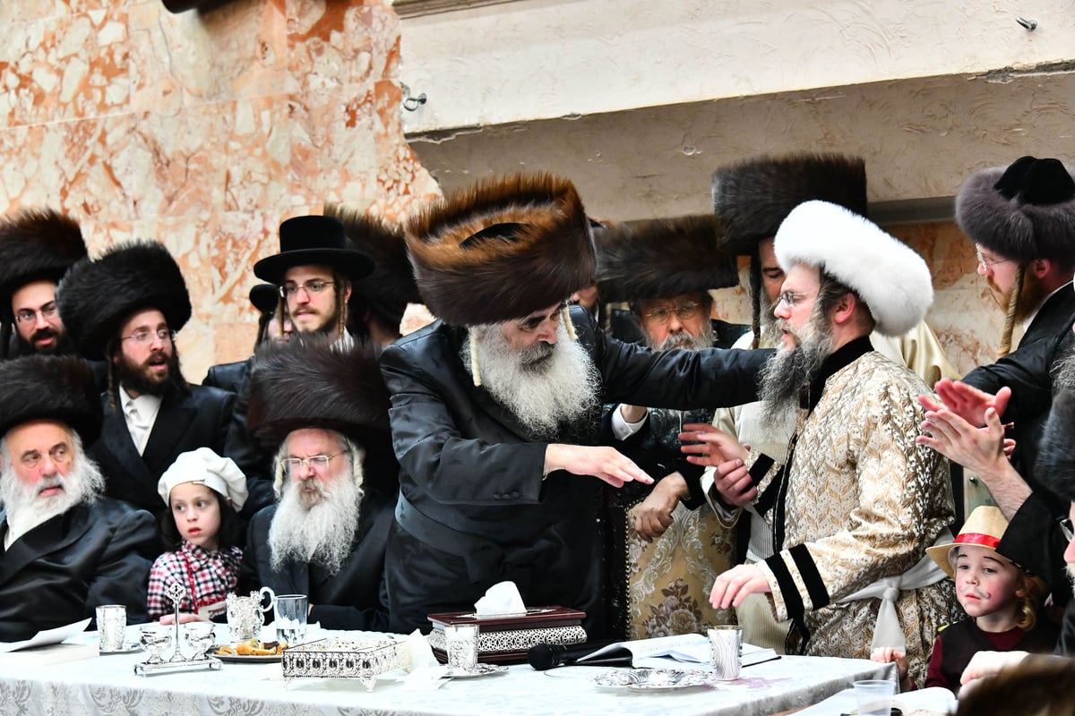 משתה היין וטיש הפורים בחצה"ק דושינסקיא