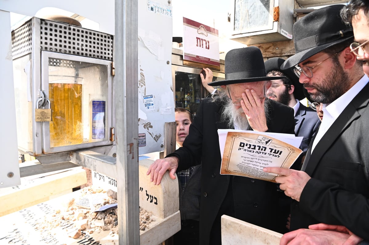 העלייה לקברו של מרן שר התורה הגר"ח קנייבסקי זצוק"ל בבית העלמין בבני ברק