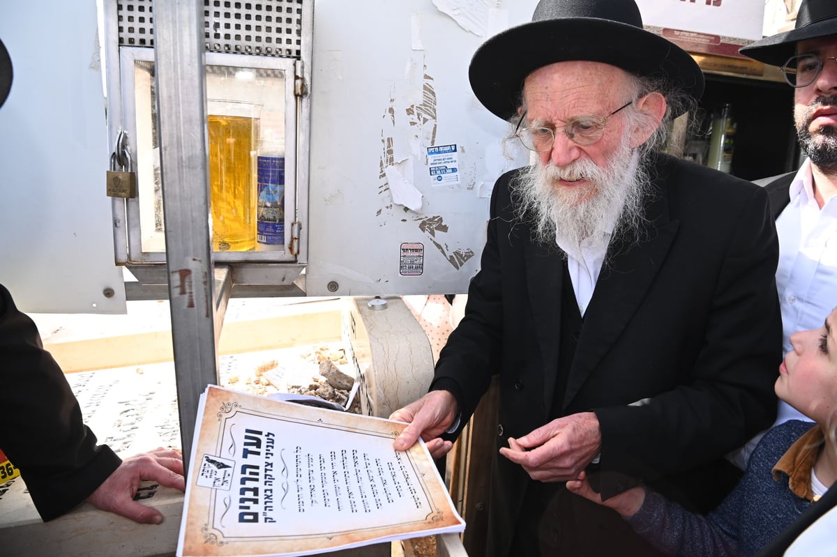 העלייה לקברו של מרן שר התורה הגר"ח קנייבסקי זצוק"ל בבית העלמין בבני ברק