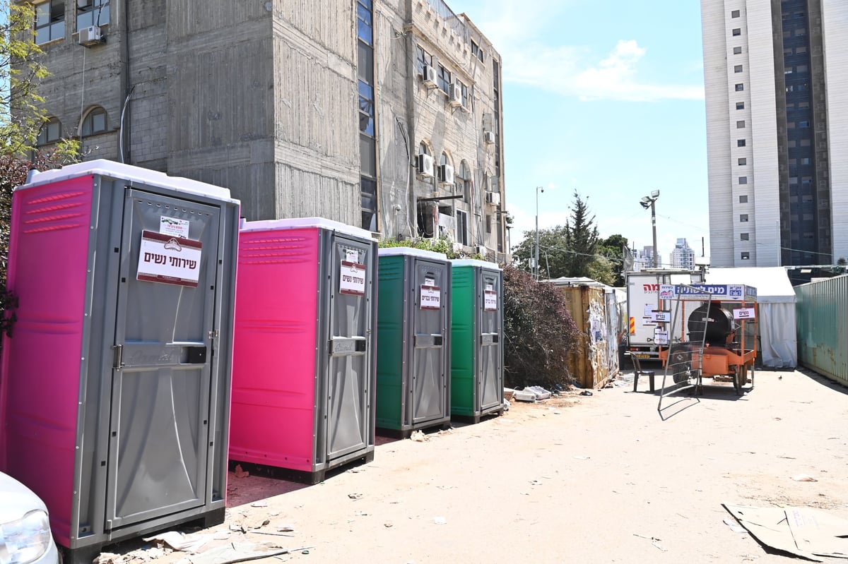 העלייה לקברו של מרן שר התורה הגר"ח קנייבסקי זצוק"ל בבית העלמין בבני ברק